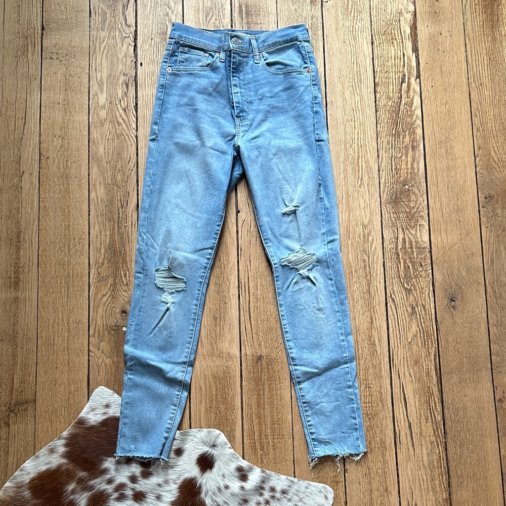 Light wash Levi’s mile high skinny